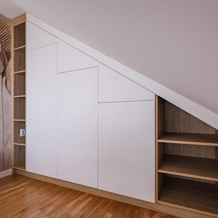 Meble na wymiar Milanówek – realizacja MiD Meble obejmująca szafę na wymiar pod skosem, zabudowę grzejnika z ażurową kratką, modułową komodę i zabudowę RTV na wymiar oraz meble do pokojów dziecięcych. MiD Smart meble na wymiar w domu w Milanówku