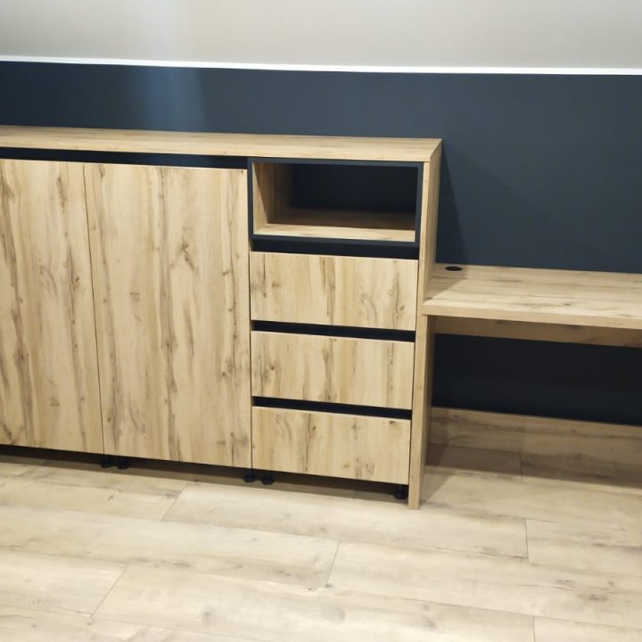Meble na wymiar w Goszczycach Poświętnych – komoda narożna i komoda z biurkiem dla nastolatków. Proste formy, kontrast czerni i drewna, realizacja MiD Fast Fit.