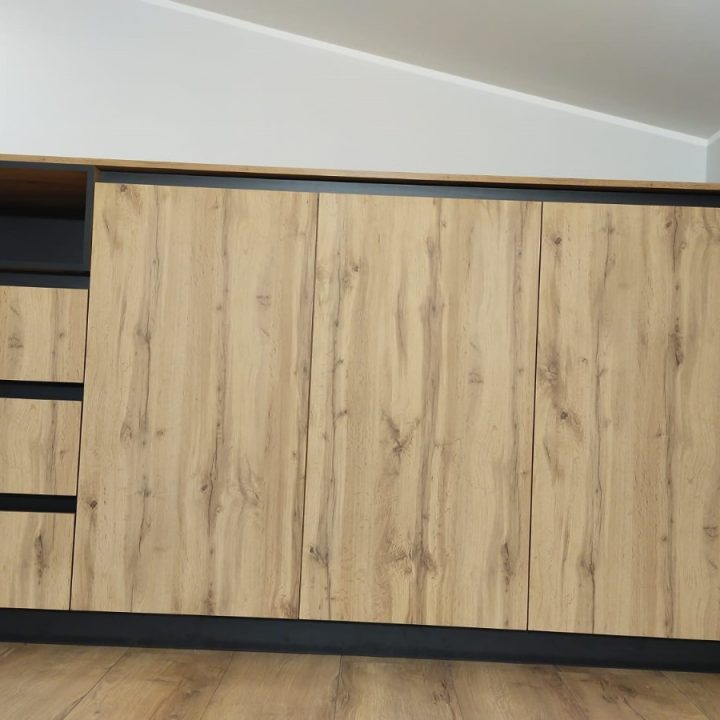 Meble na wymiar w Goszczycach Poświętnych – komoda narożna i komoda z biurkiem dla nastolatków. Proste formy, kontrast czerni i drewna, realizacja MiD Fast Fit.