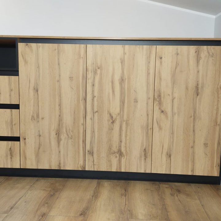 Meble na wymiar w Goszczycach Poświętnych – komoda narożna i komoda z biurkiem dla nastolatków. Proste formy, kontrast czerni i drewna, realizacja MiD Fast Fit.