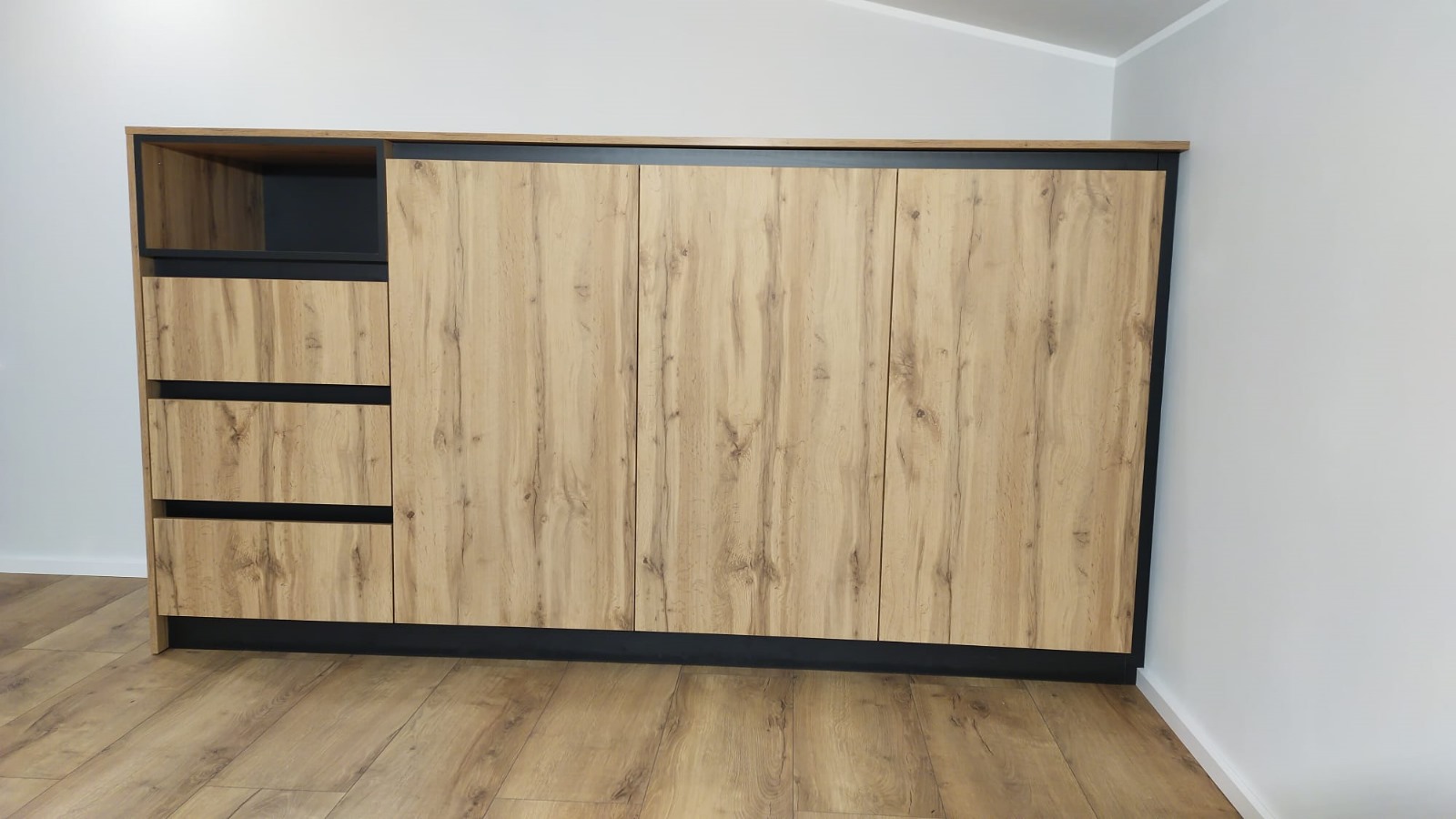 Meble na wymiar w Goszczycach Poświętnych – komoda narożna i komoda z biurkiem dla nastolatków. Proste formy, kontrast czerni i drewna, realizacja MiD Fast Fit.