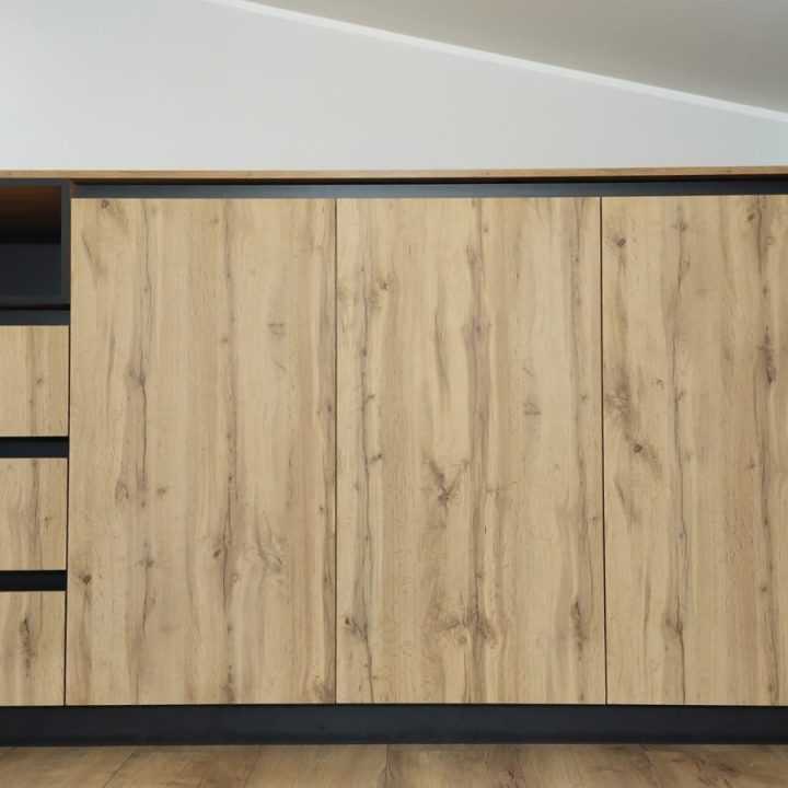 Meble na wymiar w Goszczycach Poświętnych – komoda narożna i komoda z biurkiem dla nastolatków. Proste formy, kontrast czerni i drewna, realizacja MiD Fast Fit.