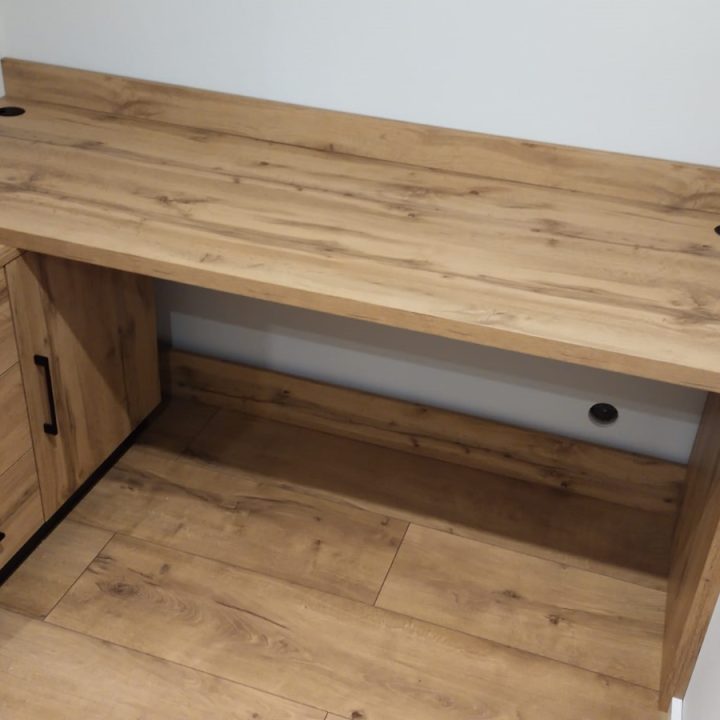 Meble na wymiar w Goszczycach Poświętnych – komoda narożna i komoda z biurkiem dla nastolatków. Proste formy, kontrast czerni i drewna, realizacja MiD Fast Fit.