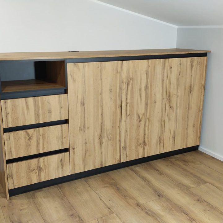Meble na wymiar w Goszczycach Poświętnych – komoda narożna i komoda z biurkiem dla nastolatków. Proste formy, kontrast czerni i drewna, realizacja MiD Fast Fit.
