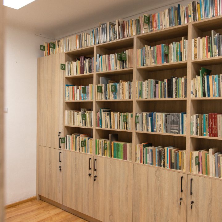 Realizacja MiD Business: meble na wymiar do szkoły w Dąbrowie. Biblioteka z regałami i siedziskami oraz gabinet dyrektora z szafą, biurkiem i komodą.