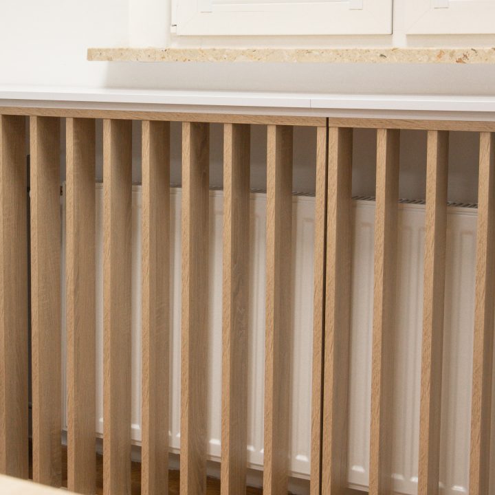 Realizacja MiD Business: meble na wymiar do szkoły w Dąbrowie. Biblioteka z regałami i siedziskami oraz gabinet dyrektora z szafą, biurkiem i komodą.