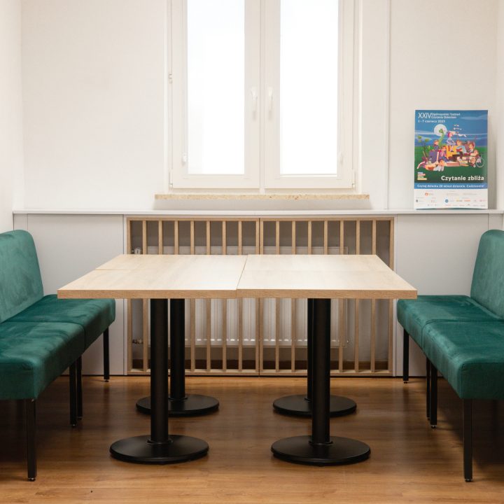 Realizacja MiD Business: meble na wymiar do szkoły w Dąbrowie. Biblioteka z regałami i siedziskami oraz gabinet dyrektora z szafą, biurkiem i komodą.