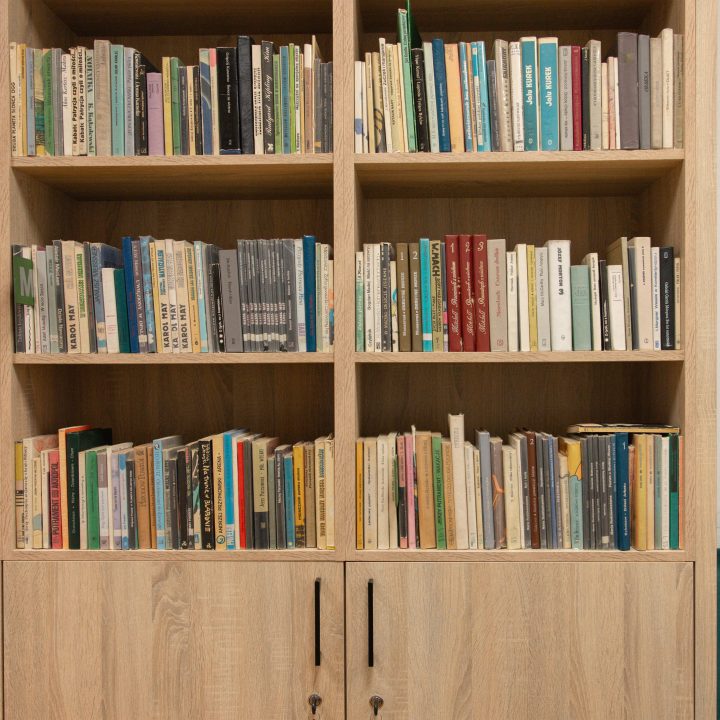 Realizacja MiD Business: meble na wymiar do szkoły w Dąbrowie. Biblioteka z regałami i siedziskami oraz gabinet dyrektora z szafą, biurkiem i komodą.