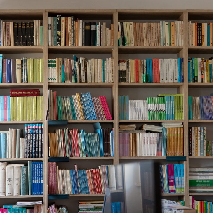 Realizacja MiD Business: meble na wymiar do szkoły w Dąbrowie. Biblioteka z regałami i siedziskami oraz gabinet dyrektora z szafą, biurkiem i komodą.