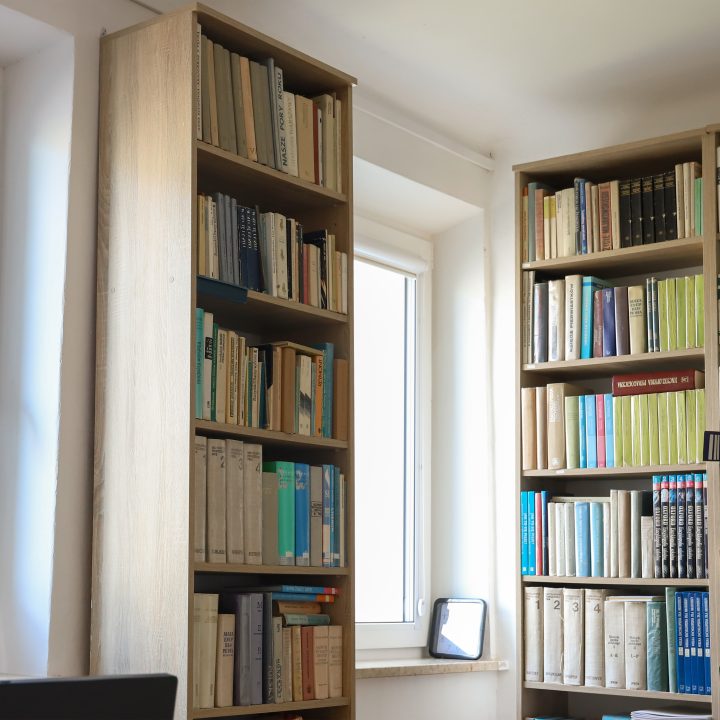 Realizacja MiD Business: meble na wymiar do szkoły w Dąbrowie. Biblioteka z regałami i siedziskami oraz gabinet dyrektora z szafą, biurkiem i komodą.