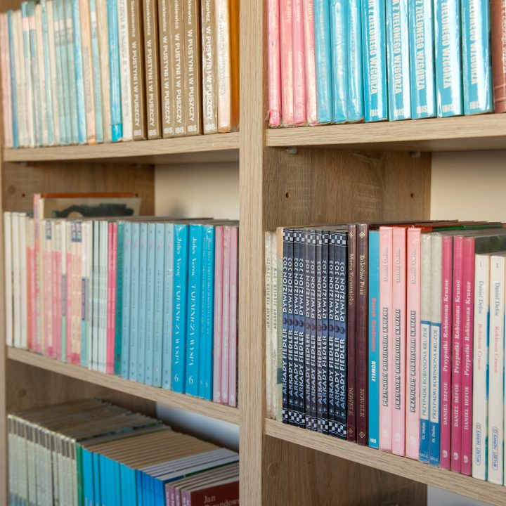 Realizacja MiD Business: meble na wymiar do szkoły w Dąbrowie. Biblioteka z regałami i siedziskami oraz gabinet dyrektora z szafą, biurkiem i komodą.