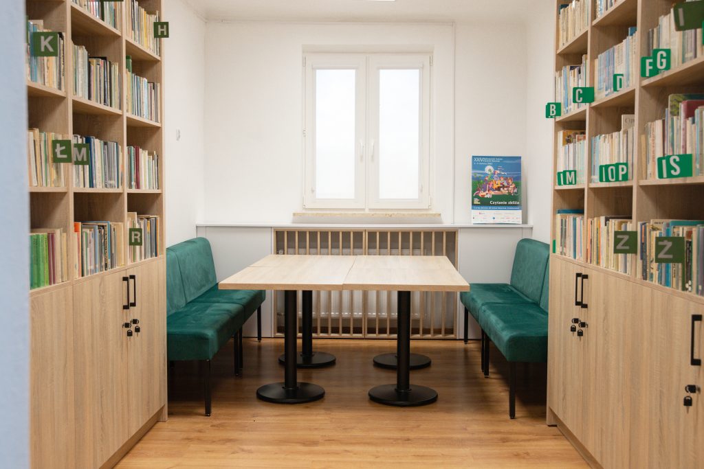 Realizacja MiD Business: meble na wymiar do szkoły w Dąbrowie. Biblioteka z regałami i siedziskami oraz gabinet dyrektora z szafą, biurkiem i komodą.