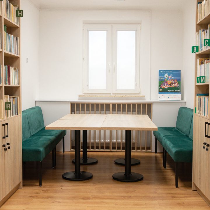 Realizacja MiD Business: meble na wymiar do szkoły w Dąbrowie. Biblioteka z regałami i siedziskami oraz gabinet dyrektora z szafą, biurkiem i komodą.