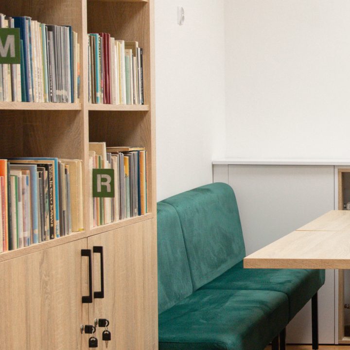 Realizacja MiD Business: meble na wymiar do szkoły w Dąbrowie. Biblioteka z regałami i siedziskami oraz gabinet dyrektora z szafą, biurkiem i komodą.