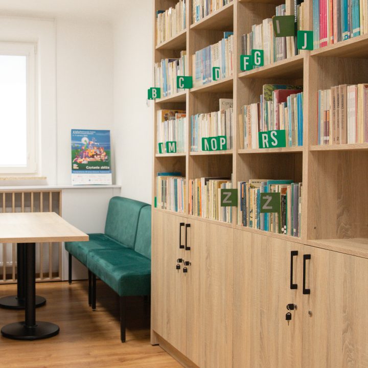 Realizacja MiD Business: meble na wymiar do szkoły w Dąbrowie. Biblioteka z regałami i siedziskami oraz gabinet dyrektora z szafą, biurkiem i komodą.