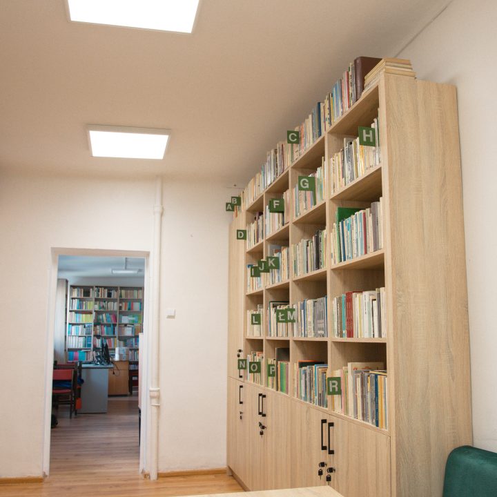 Realizacja MiD Business: meble na wymiar do szkoły w Dąbrowie. Biblioteka z regałami i siedziskami oraz gabinet dyrektora z szafą, biurkiem i komodą.