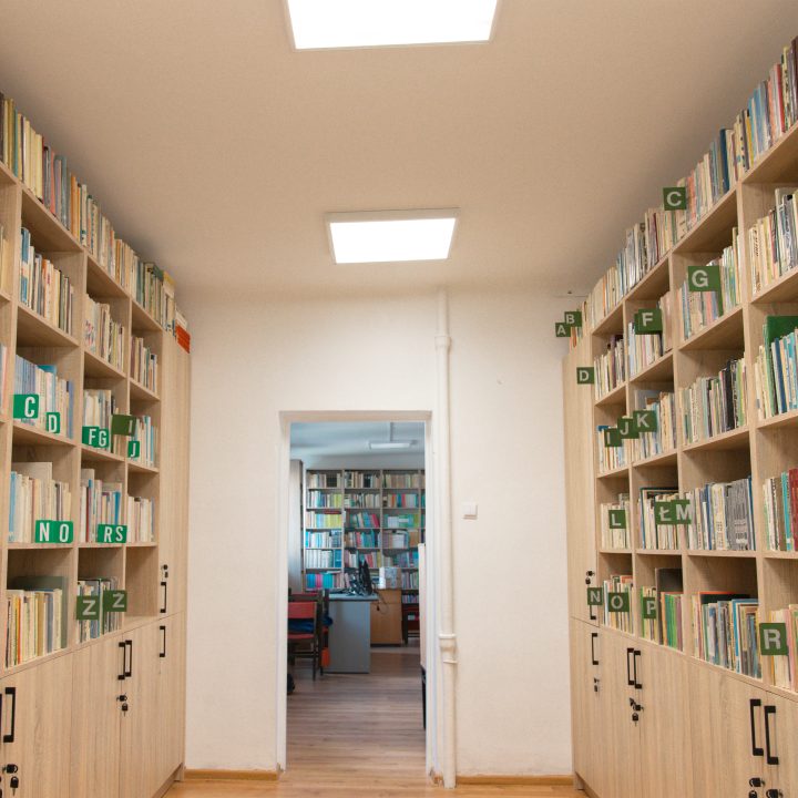 Realizacja MiD Business: meble na wymiar do szkoły w Dąbrowie. Biblioteka z regałami i siedziskami oraz gabinet dyrektora z szafą, biurkiem i komodą.