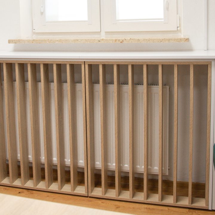 Realizacja MiD Business: meble na wymiar do szkoły w Dąbrowie. Biblioteka z regałami i siedziskami oraz gabinet dyrektora z szafą, biurkiem i komodą.