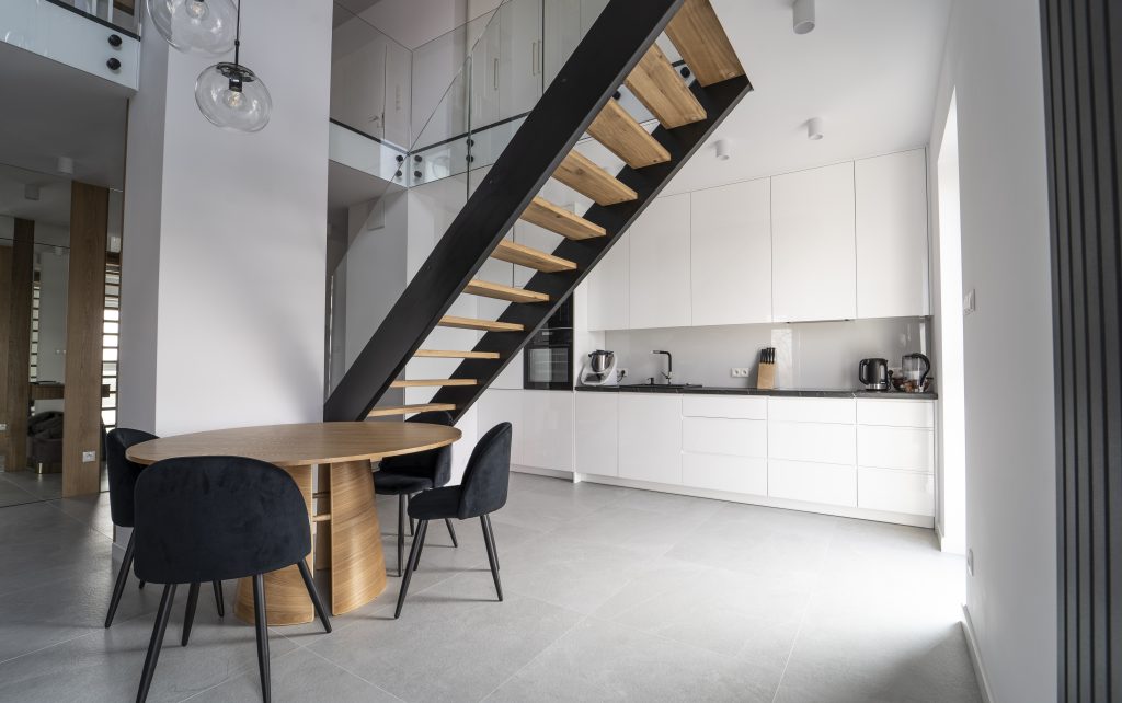 Realizacja MiD Meble w Warszawie: nowoczesne meble na wymiar – kuchnia, zabudowa RTV, konsola, ściana lustrzana i fornirowane detale. MiD Prestige