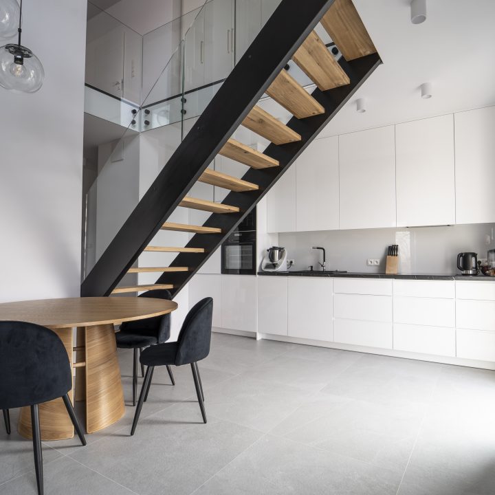 Realizacja MiD Meble w Warszawie: nowoczesne meble na wymiar – kuchnia, zabudowa RTV, konsola, ściana lustrzana i fornirowane detale. MiD Prestige