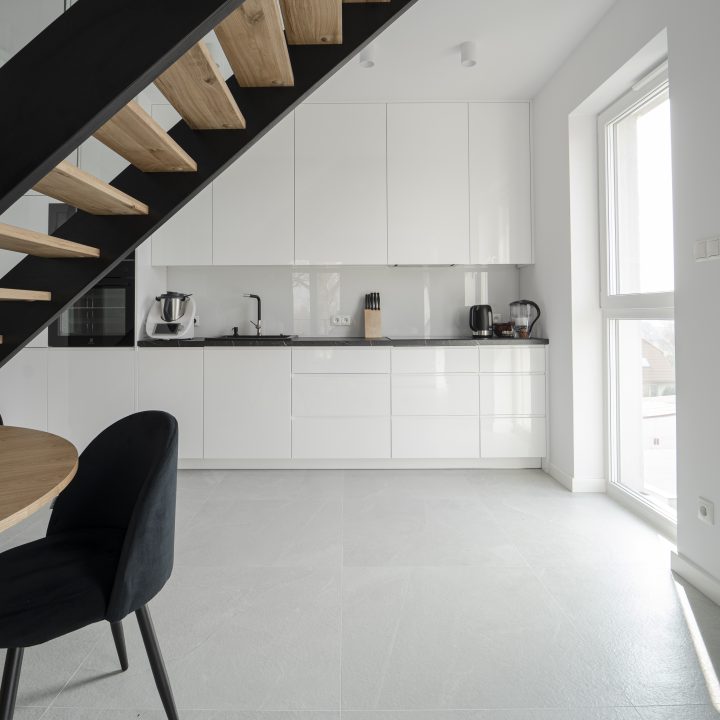 Realizacja MiD Meble w Warszawie: nowoczesne meble na wymiar – kuchnia, zabudowa RTV, konsola, ściana lustrzana i fornirowane detale. MiD Prestige