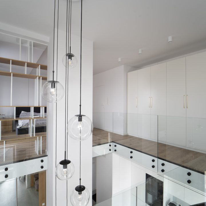 Realizacja MiD Meble w Warszawie: nowoczesne meble na wymiar – kuchnia, zabudowa RTV, konsola, ściana lustrzana i fornirowane detale. MiD Prestige