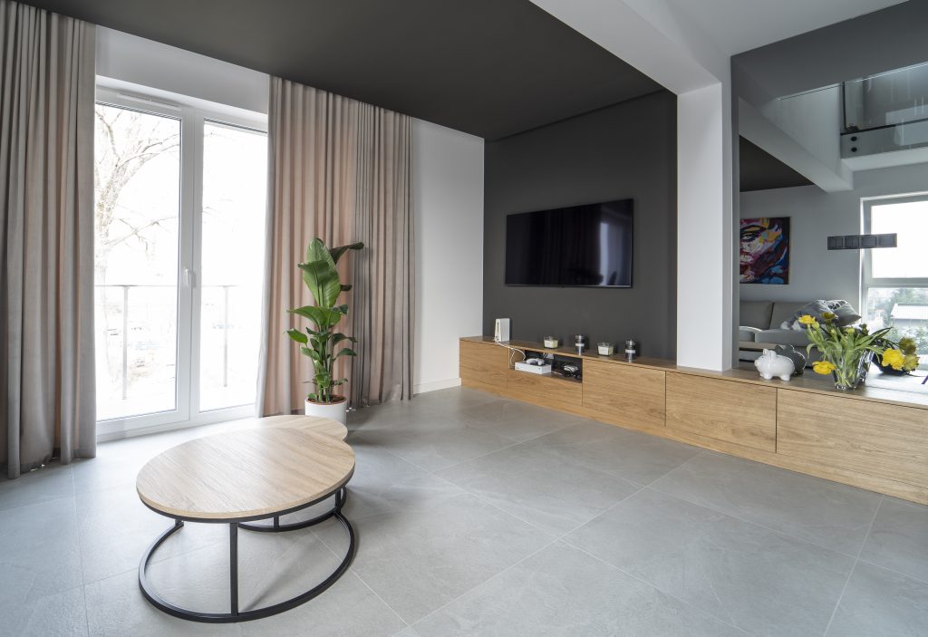 Realizacja MiD Meble w Warszawie: nowoczesne meble na wymiar – kuchnia, zabudowa RTV, konsola, ściana lustrzana i fornirowane detale. MiD Prestige