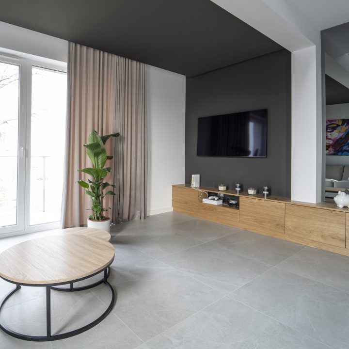 Realizacja MiD Meble w Warszawie: nowoczesne meble na wymiar – kuchnia, zabudowa RTV, konsola, ściana lustrzana i fornirowane detale. MiD Prestige