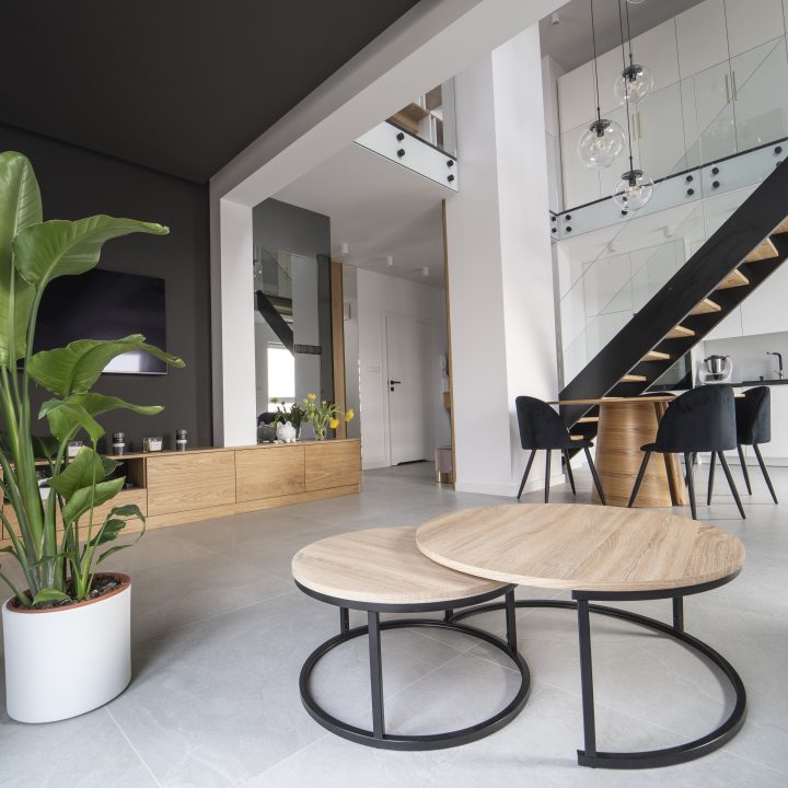 Realizacja MiD Meble w Warszawie: nowoczesne meble na wymiar – kuchnia, zabudowa RTV, konsola, ściana lustrzana i fornirowane detale. MiD Prestige