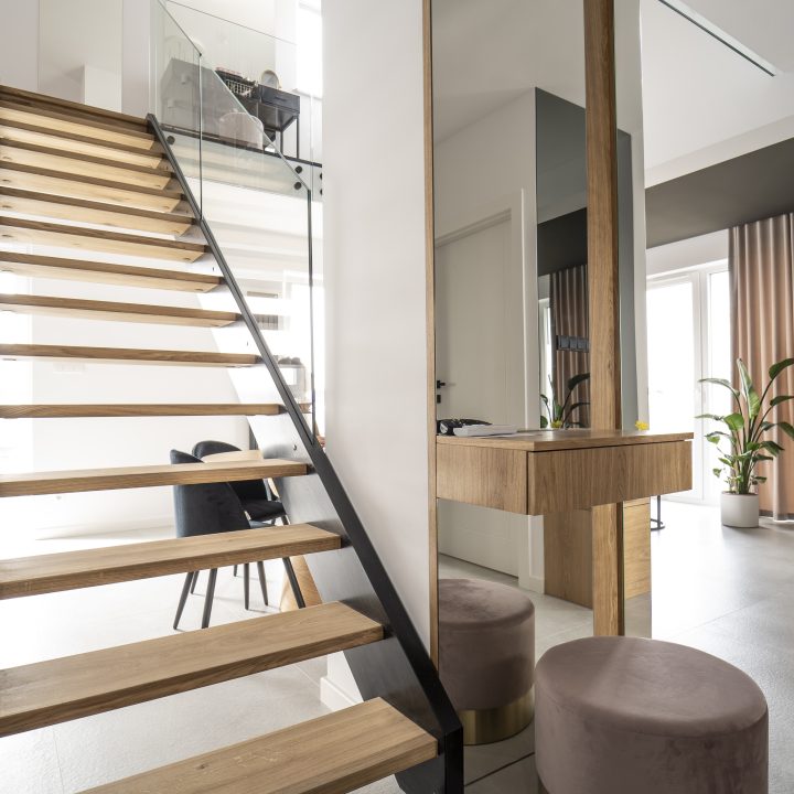 Realizacja MiD Meble w Warszawie: nowoczesne meble na wymiar – kuchnia, zabudowa RTV, konsola, ściana lustrzana i fornirowane detale. MiD Prestige