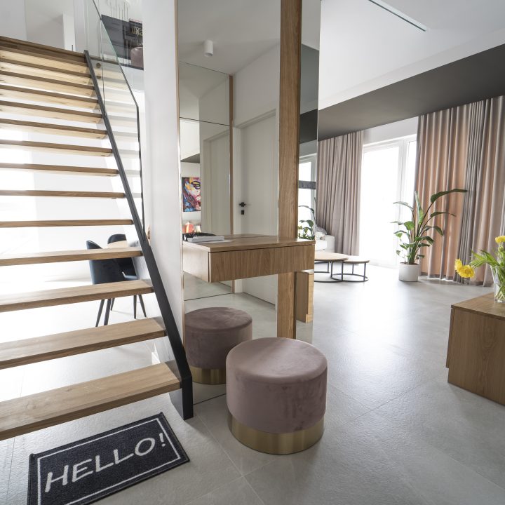 Realizacja MiD Meble w Warszawie: nowoczesne meble na wymiar – kuchnia, zabudowa RTV, konsola, ściana lustrzana i fornirowane detale. MiD Prestige