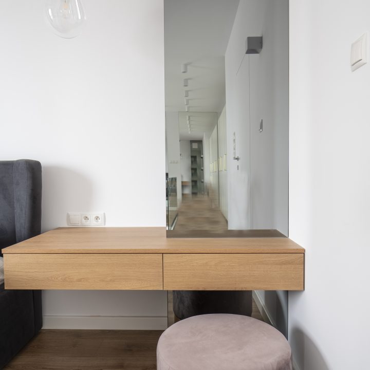 Realizacja MiD Meble w Warszawie: nowoczesne meble na wymiar – kuchnia, zabudowa RTV, konsola, ściana lustrzana i fornirowane detale. MiD Prestige