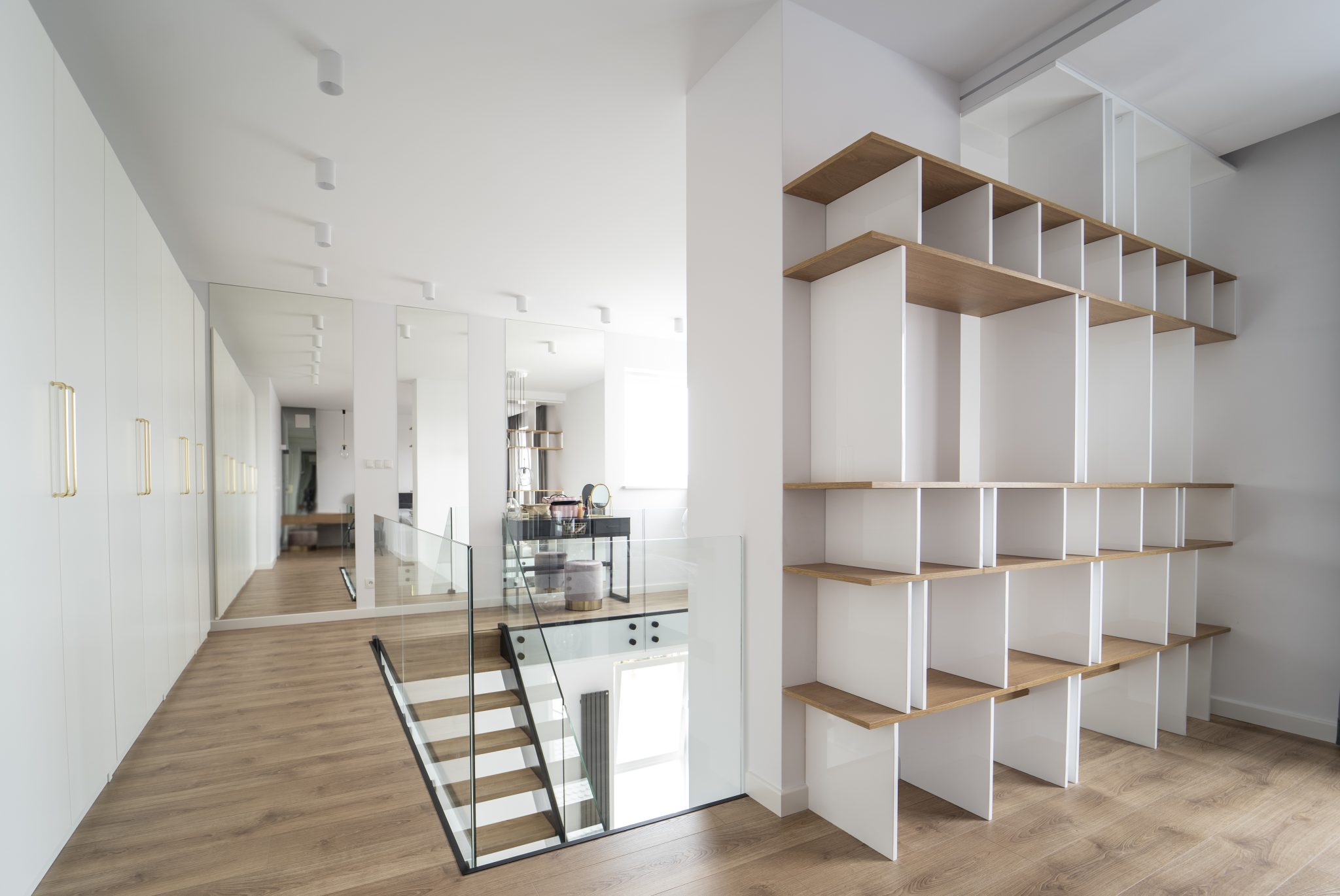 Realizacja MiD Meble w Warszawie: nowoczesne meble na wymiar – kuchnia, zabudowa RTV, konsola, ściana lustrzana i fornirowane detale. MiD Prestige