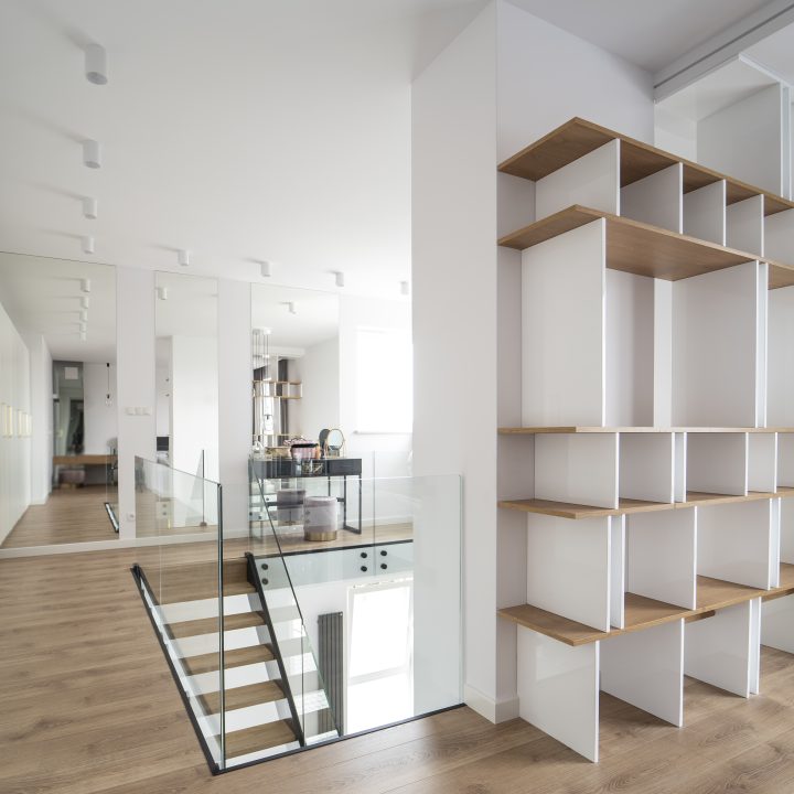 Realizacja MiD Meble w Warszawie: nowoczesne meble na wymiar – kuchnia, zabudowa RTV, konsola, ściana lustrzana i fornirowane detale. MiD Prestige