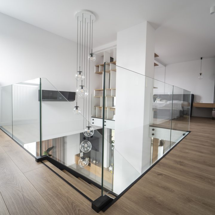 Realizacja MiD Meble w Warszawie: nowoczesne meble na wymiar – kuchnia, zabudowa RTV, konsola, ściana lustrzana i fornirowane detale. MiD Prestige