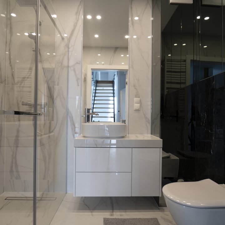 Realizacja MiD Meble w Warszawie: nowoczesne meble na wymiar – kuchnia, zabudowa RTV, konsola, ściana lustrzana i fornirowane detale. MiD Prestige