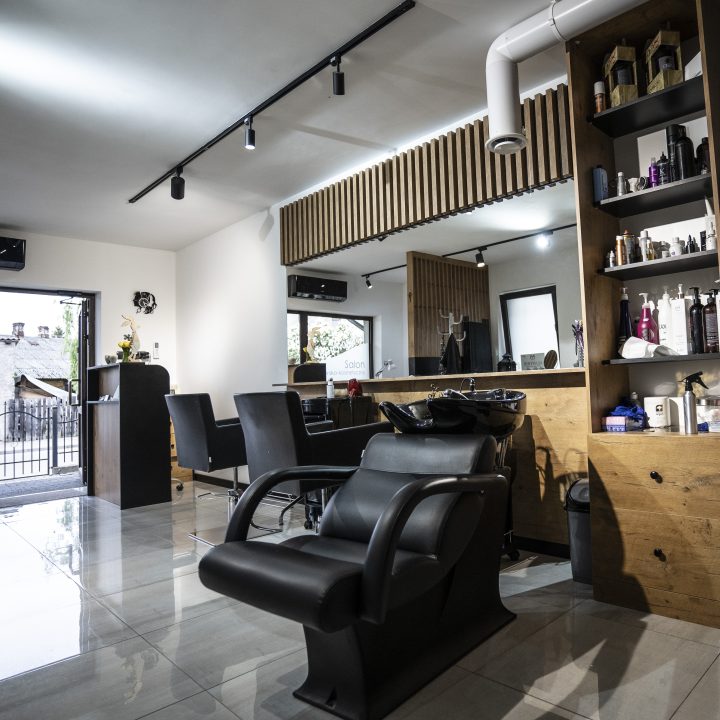 Meble na wymiar do salonu fryzjerskiego w Strzegowie – recepcja, biurko do manicure, ściana z lamelami i pomieszczenie socjalne. Realizacja MiD Business w 4 tygodnie.