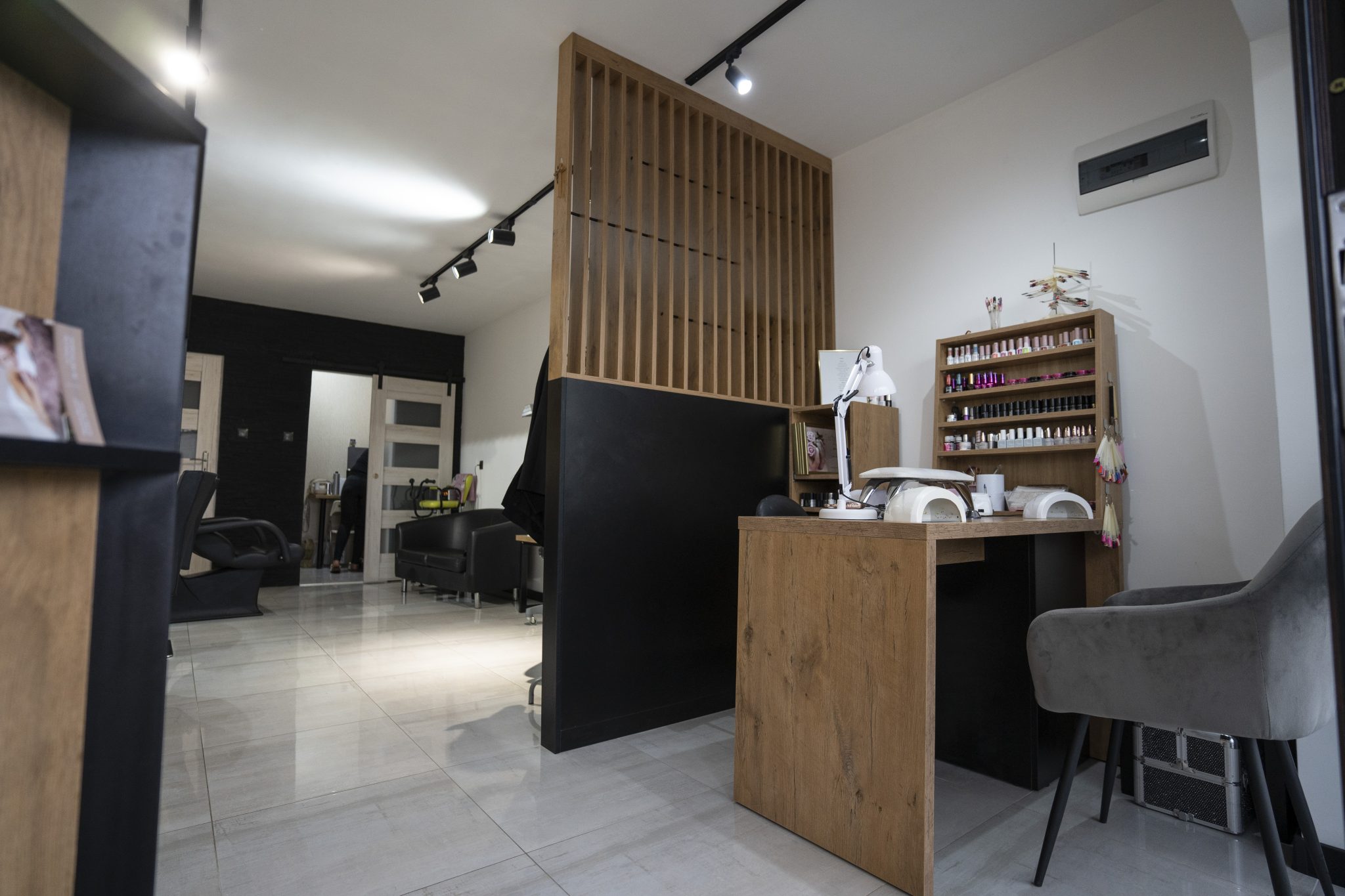 Meble na wymiar do salonu fryzjerskiego w Strzegowie – recepcja, biurko do manicure, ściana z lamelami i pomieszczenie socjalne. Realizacja MiD Business w 4 tygodnie.