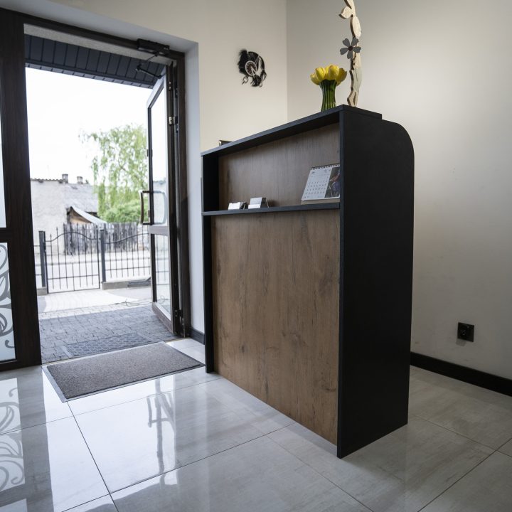 Meble na wymiar do salonu fryzjerskiego w Strzegowie – recepcja, biurko do manicure, ściana z lamelami i pomieszczenie socjalne. Realizacja MiD Business w 4 tygodnie.