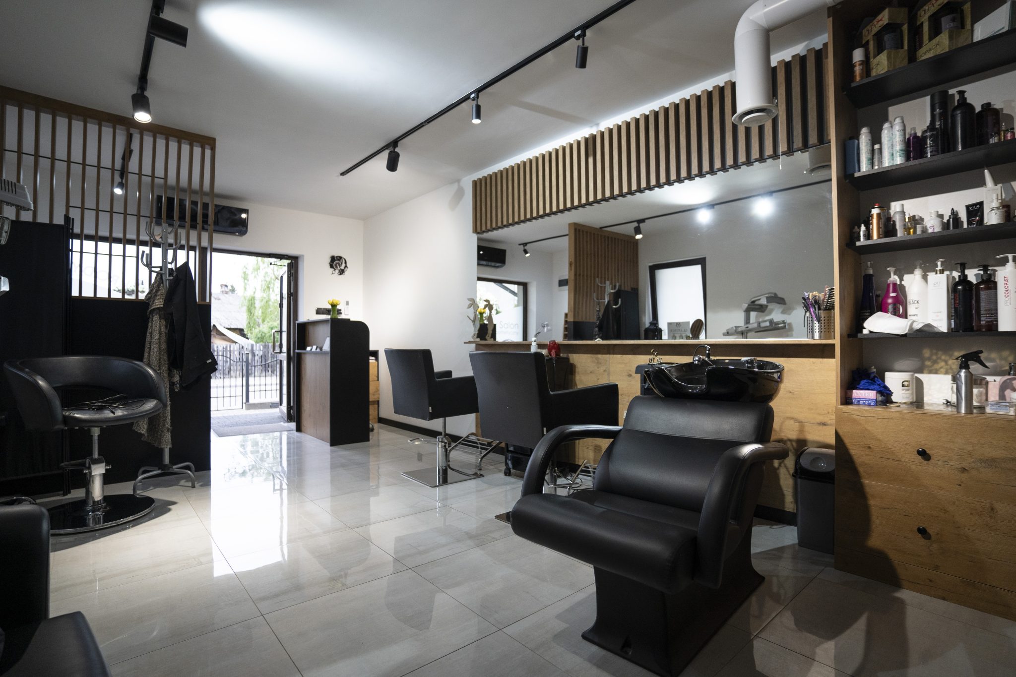 Meble na wymiar do salonu fryzjerskiego w Strzegowie – recepcja, biurko do manicure, ściana z lamelami i pomieszczenie socjalne. Realizacja MiD Business w 4 tygodnie.