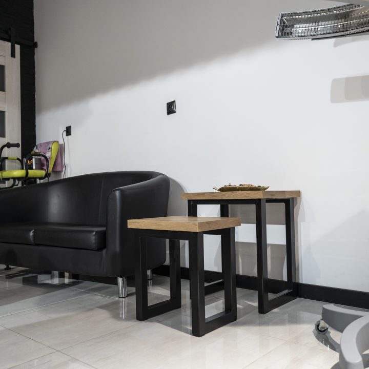 Meble na wymiar do salonu fryzjerskiego w Strzegowie – recepcja, biurko do manicure, ściana z lamelami i pomieszczenie socjalne. Realizacja MiD Business w 4 tygodnie.