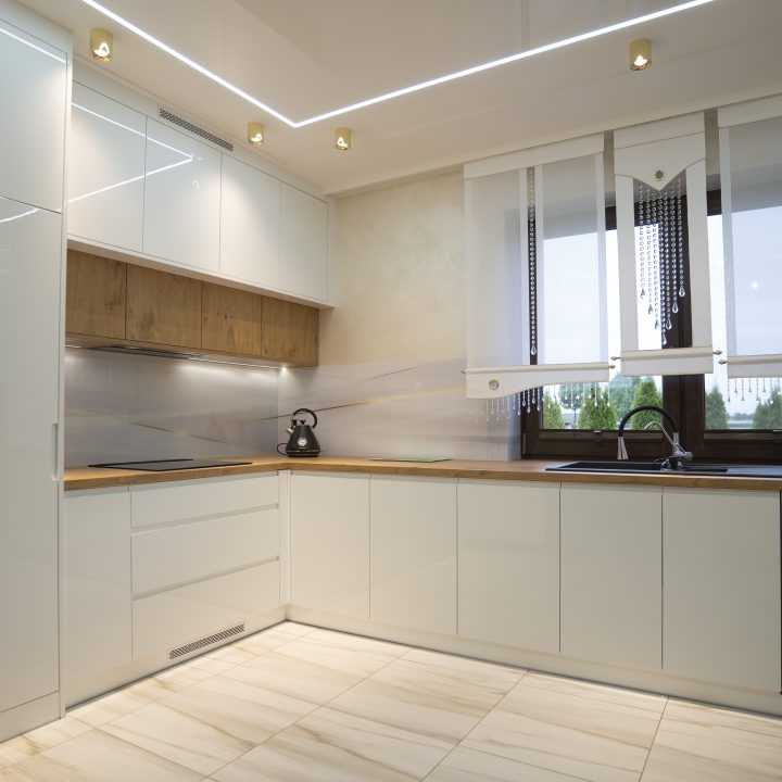 Kuchnia na wymiar w Strzegowie – białe fronty w połysku, dąb Lancelot i szkło z grafiką. Realizacja MiD Fast Fit w 5 tygodni – elegancja i funkcjonalność.