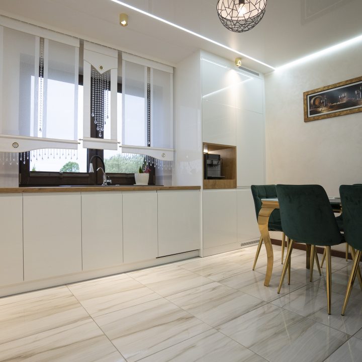 Kuchnia na wymiar w Strzegowie – białe fronty w połysku, dąb Lancelot i szkło z grafiką. Realizacja MiD Fast Fit w 5 tygodni – elegancja i funkcjonalność.