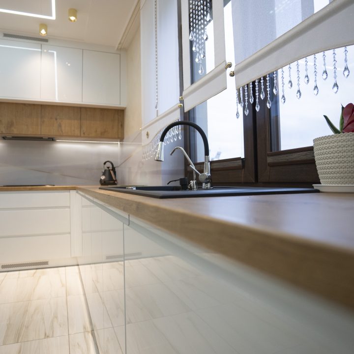 Kuchnia na wymiar w Strzegowie – białe fronty w połysku, dąb Lancelot i szkło z grafiką. Realizacja MiD Fast Fit w 5 tygodni – elegancja i funkcjonalność.