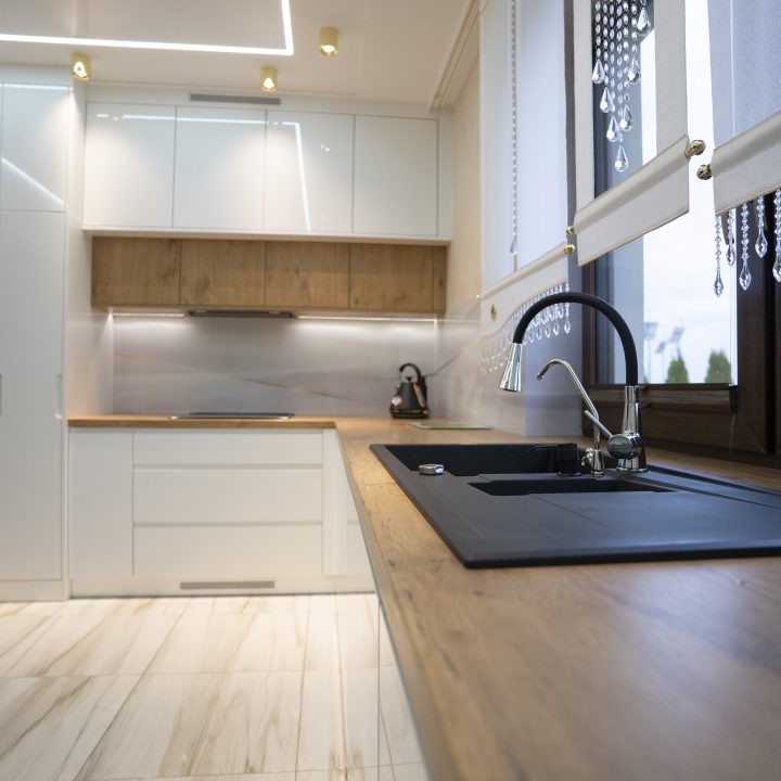 Kuchnia na wymiar w Strzegowie – białe fronty w połysku, dąb Lancelot i szkło z grafiką. Realizacja MiD Fast Fit w 5 tygodni – elegancja i funkcjonalność.