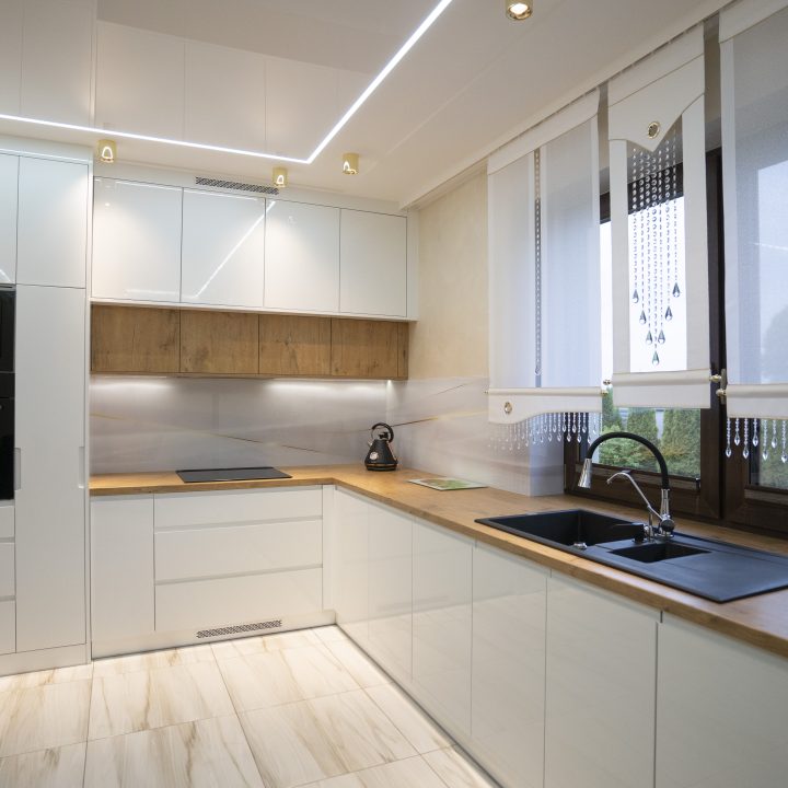 Kuchnia na wymiar w Strzegowie – białe fronty w połysku, dąb Lancelot i szkło z grafiką. Realizacja MiD Fast Fit w 5 tygodni – elegancja i funkcjonalność.