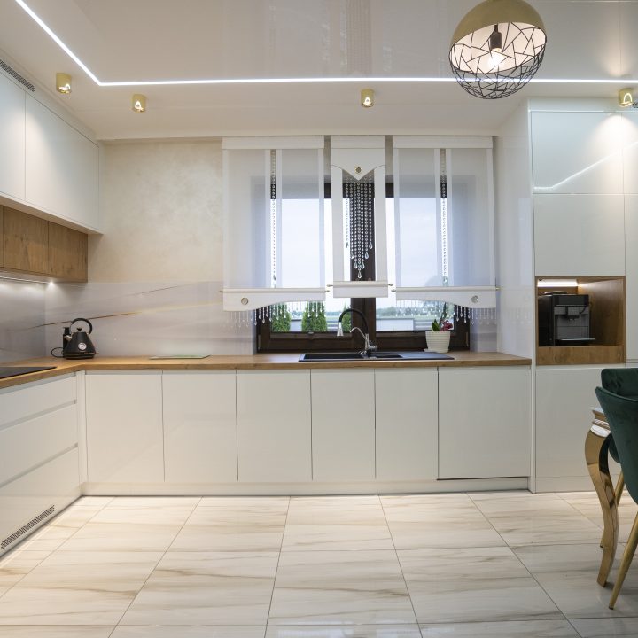 Kuchnia na wymiar w Strzegowie – białe fronty w połysku, dąb Lancelot i szkło z grafiką. Realizacja MiD Fast Fit w 5 tygodni – elegancja i funkcjonalność.