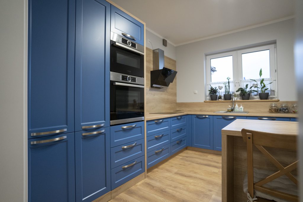 Kuchnia na wymiar w Strzegowie – fronty lakierowane RAL 5000, Dąb Lancelot i 21 szuflad. Realizacja MiD Prestige: elegancja, funkcjonalność i indywidualne rozwiązania.