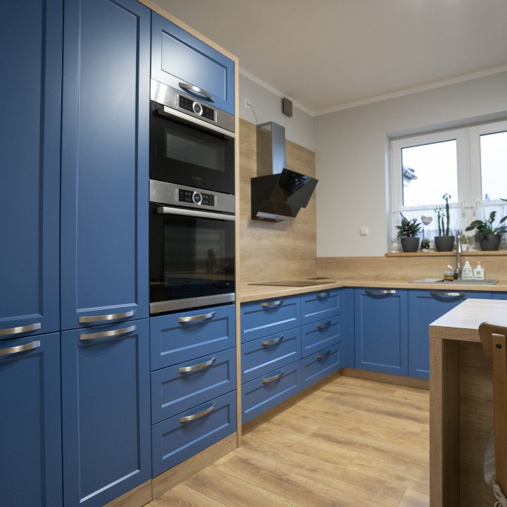 Kuchnia na wymiar w Strzegowie – fronty lakierowane RAL 5000, Dąb Lancelot i 21 szuflad. Realizacja MiD Prestige: elegancja, funkcjonalność i indywidualne rozwiązania.