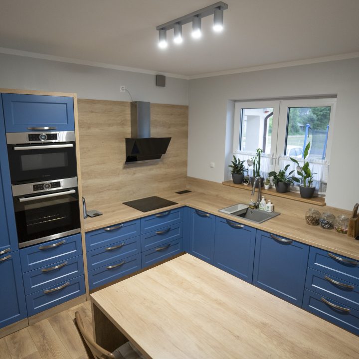 Kuchnia na wymiar w Strzegowie – fronty lakierowane RAL 5000, Dąb Lancelot i 21 szuflad. Realizacja MiD Prestige: elegancja, funkcjonalność i indywidualne rozwiązania.
